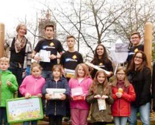 Schüler erhalten Bienenkoffer